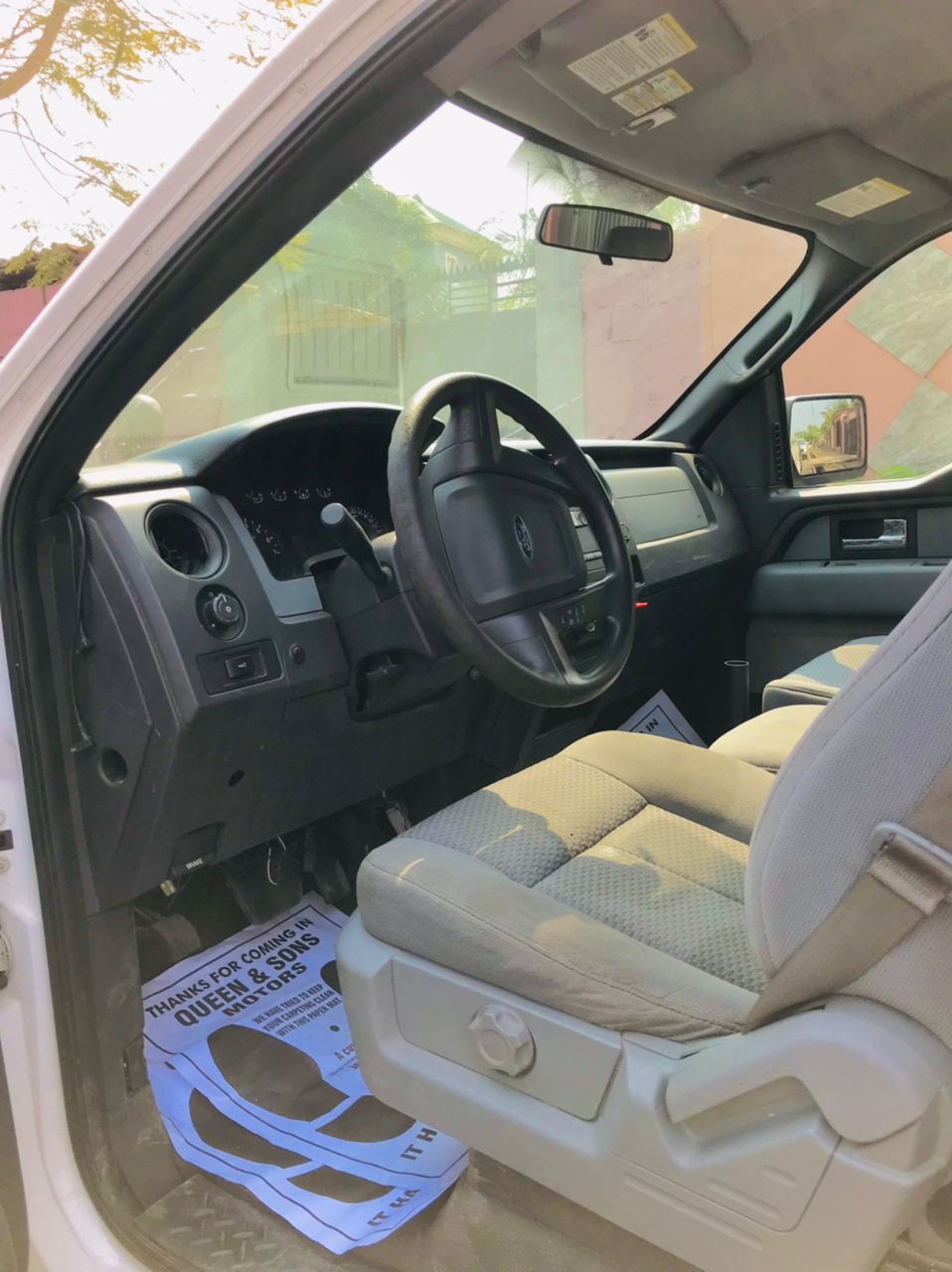 
								Ford F150 pickup truck full									