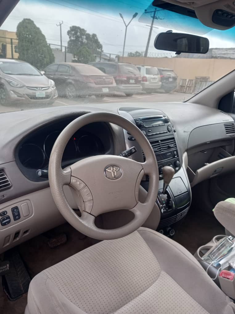 
								Toyota Siena LE full									