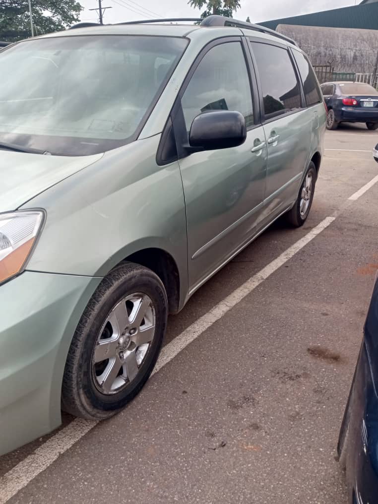 
								Toyota Siena LE full									