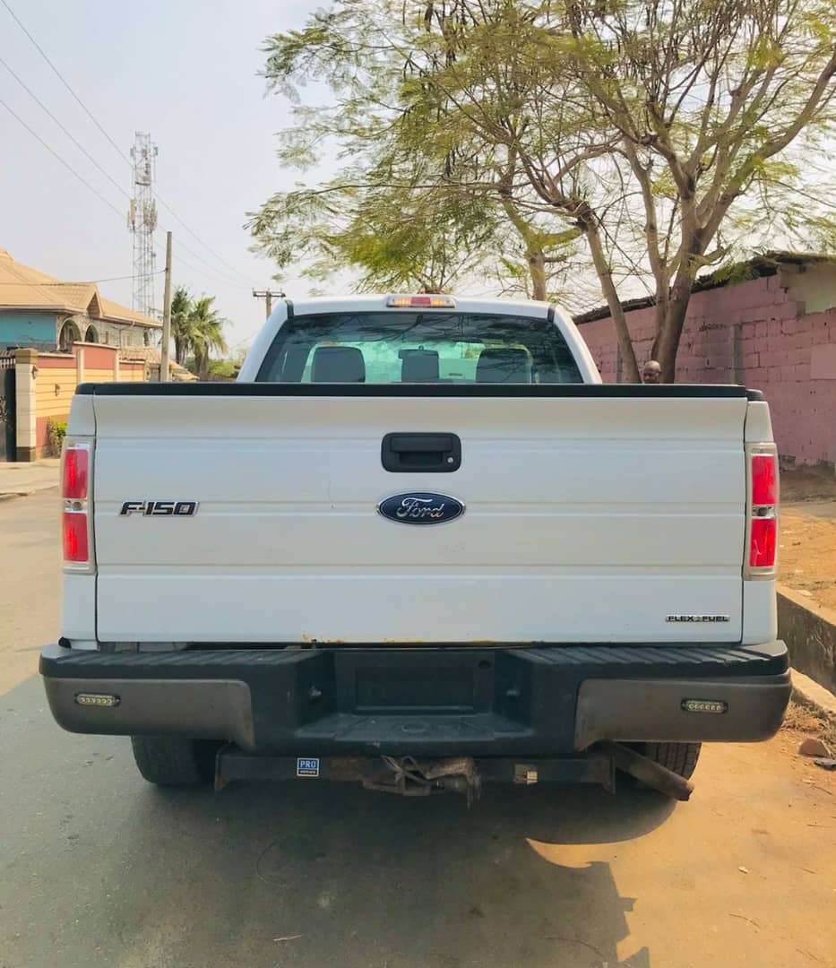 
								Ford F150 pickup truck full									