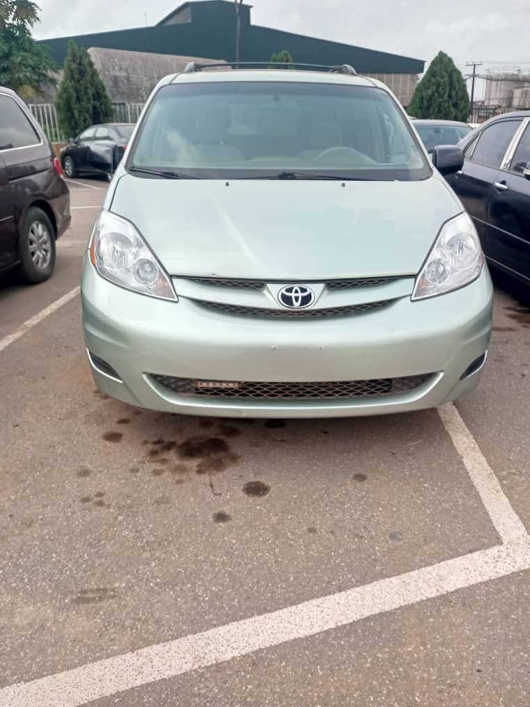 
								Toyota Siena LE full									