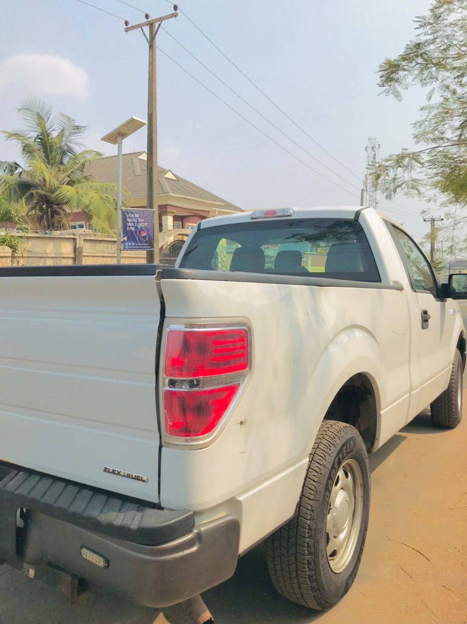 
								Ford F150 pickup truck full									