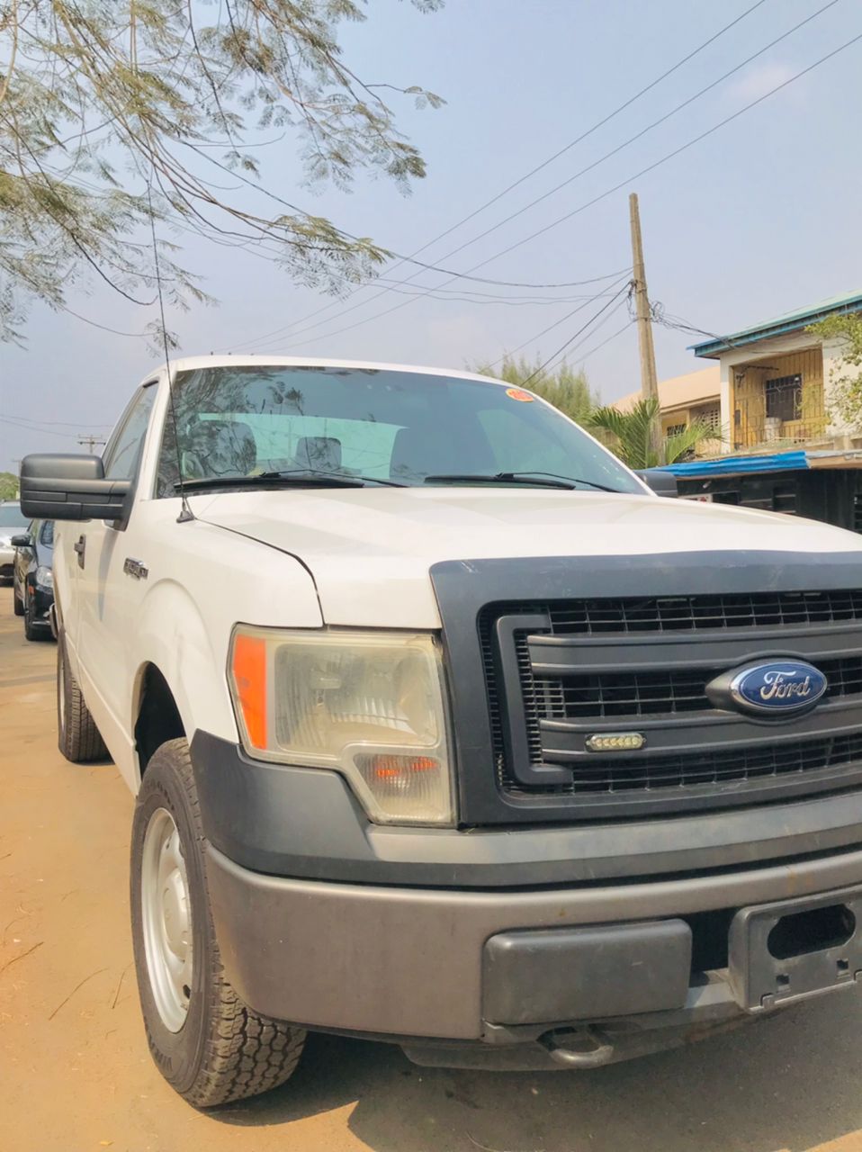 
								Ford F150 pickup truck full									
