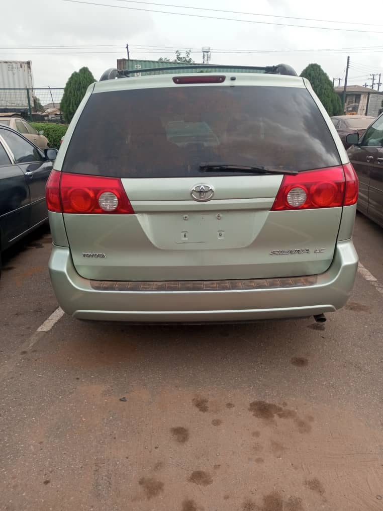 
								Toyota Siena LE full									