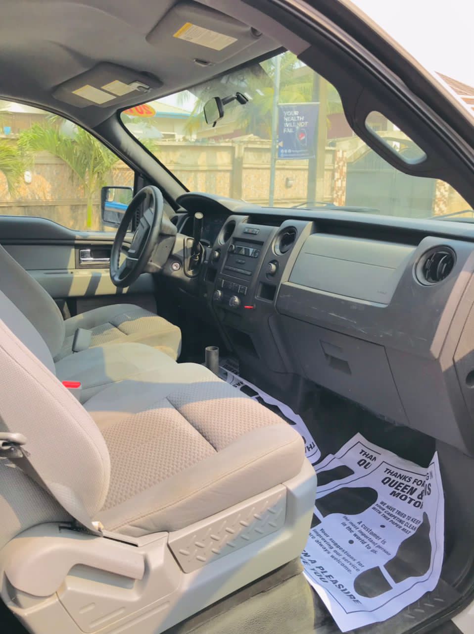 
								Ford F150 pickup truck full									