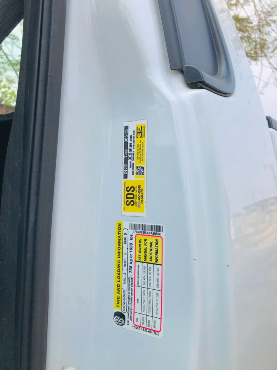 
								Ford F150 pickup truck full									